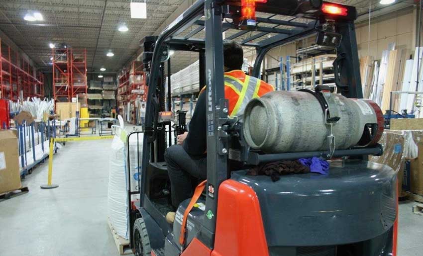SkidWeigh ED2 forklift onboard scale showing the hydraulic pressure sensor installation on a warehouse forklift