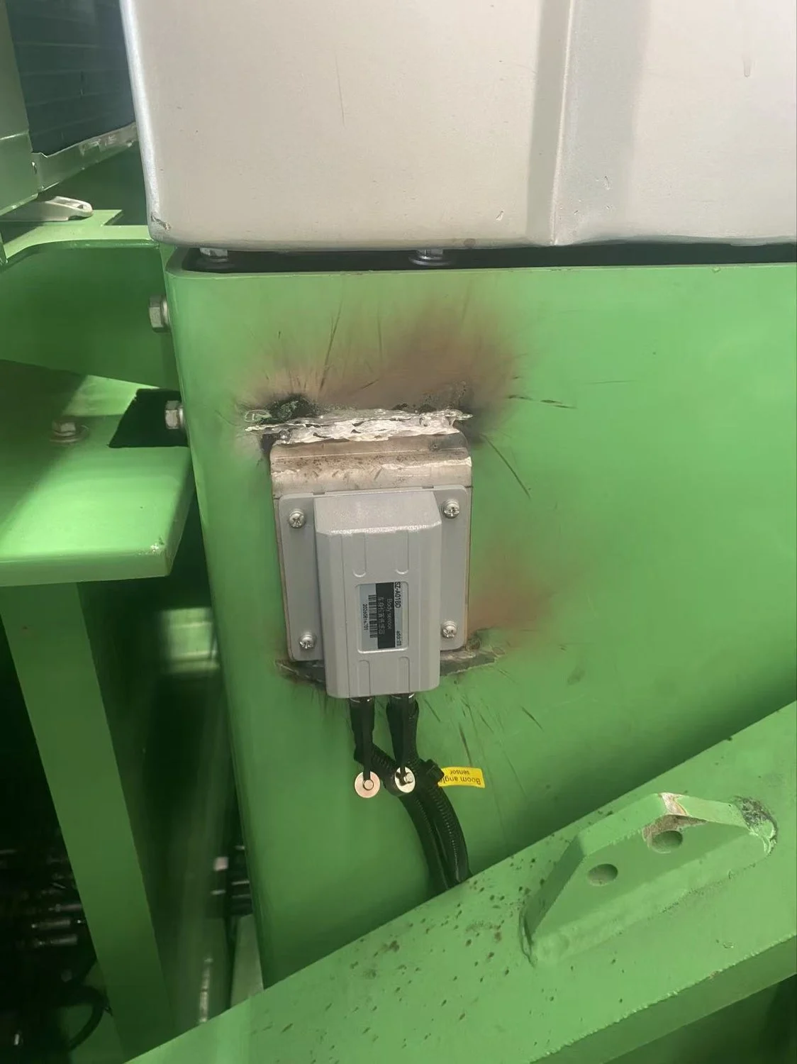 SZ-A01BD body sensor on its welded bracket, nameplate and batch number visible