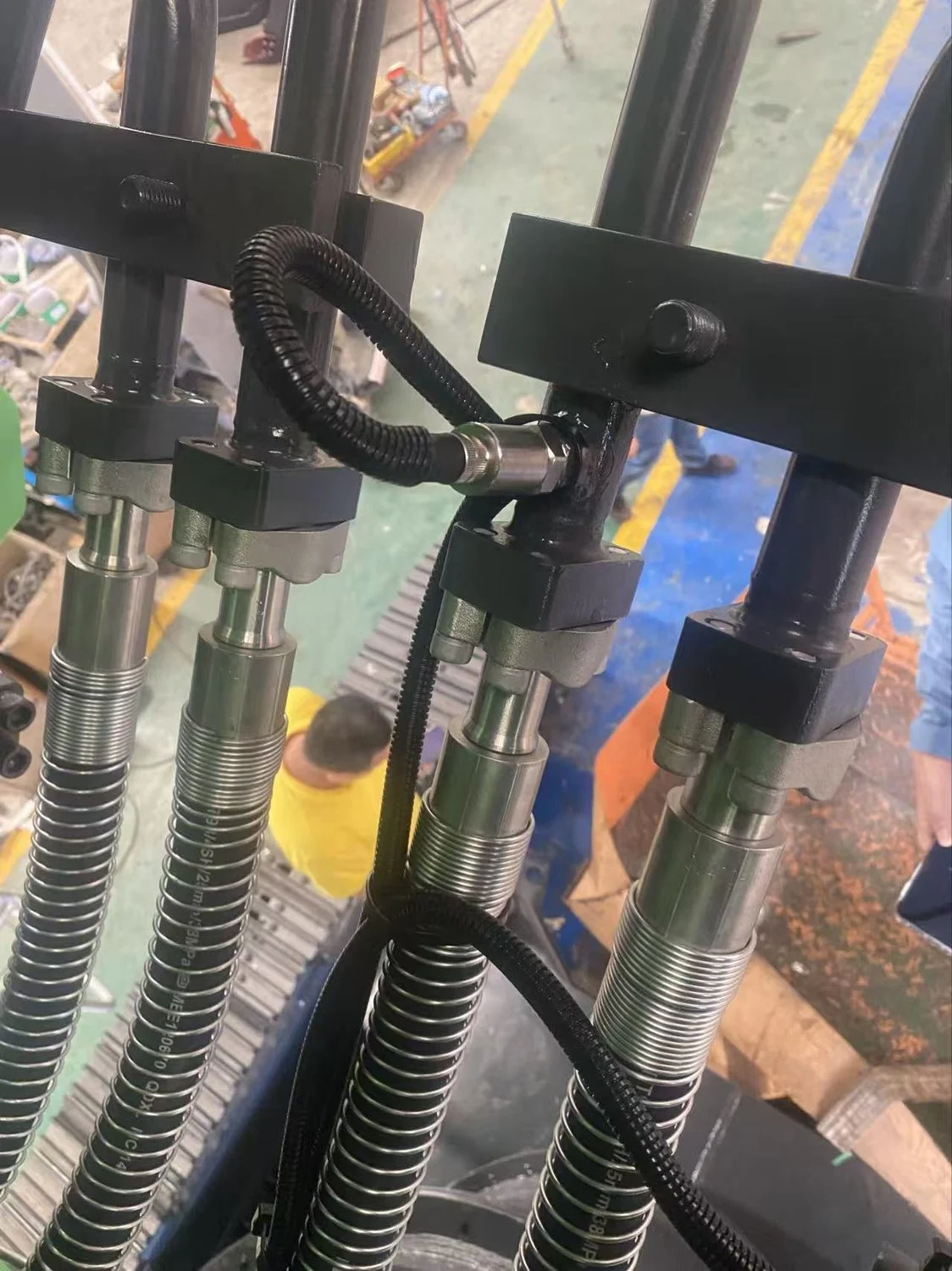 Pressure take-off bank at the cylinder group with the LMI pressure sensor teed in