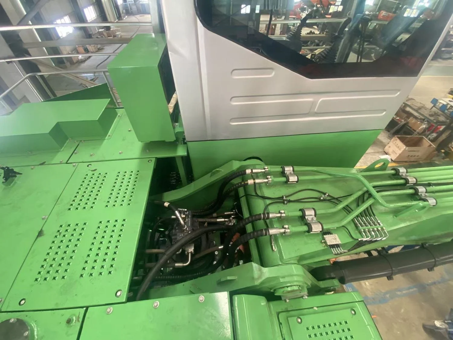 Upper structure pipework and hose routing on the 50-ton material handler