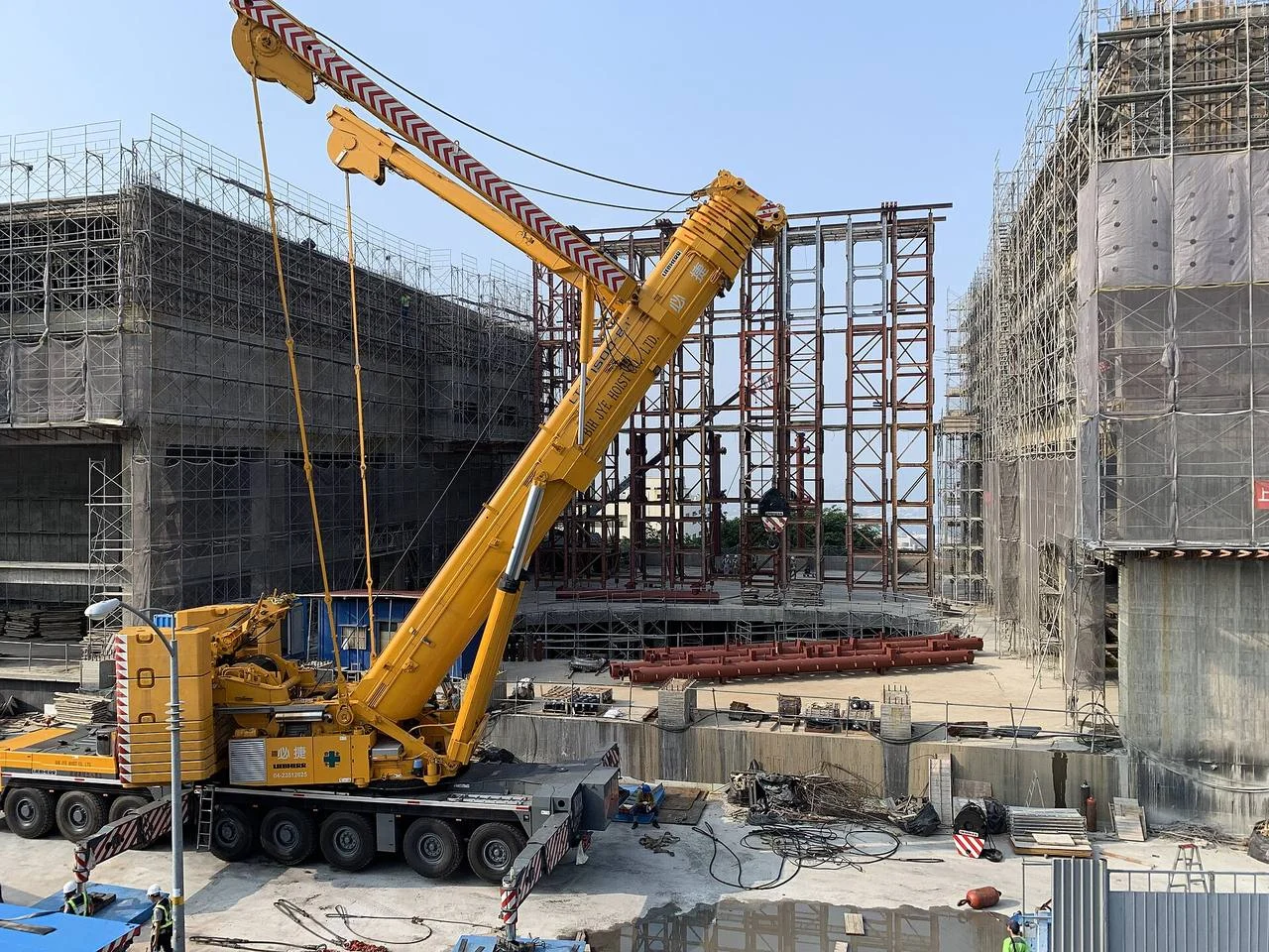 Liebherr LTM 1500-8.1 mobile crane on site