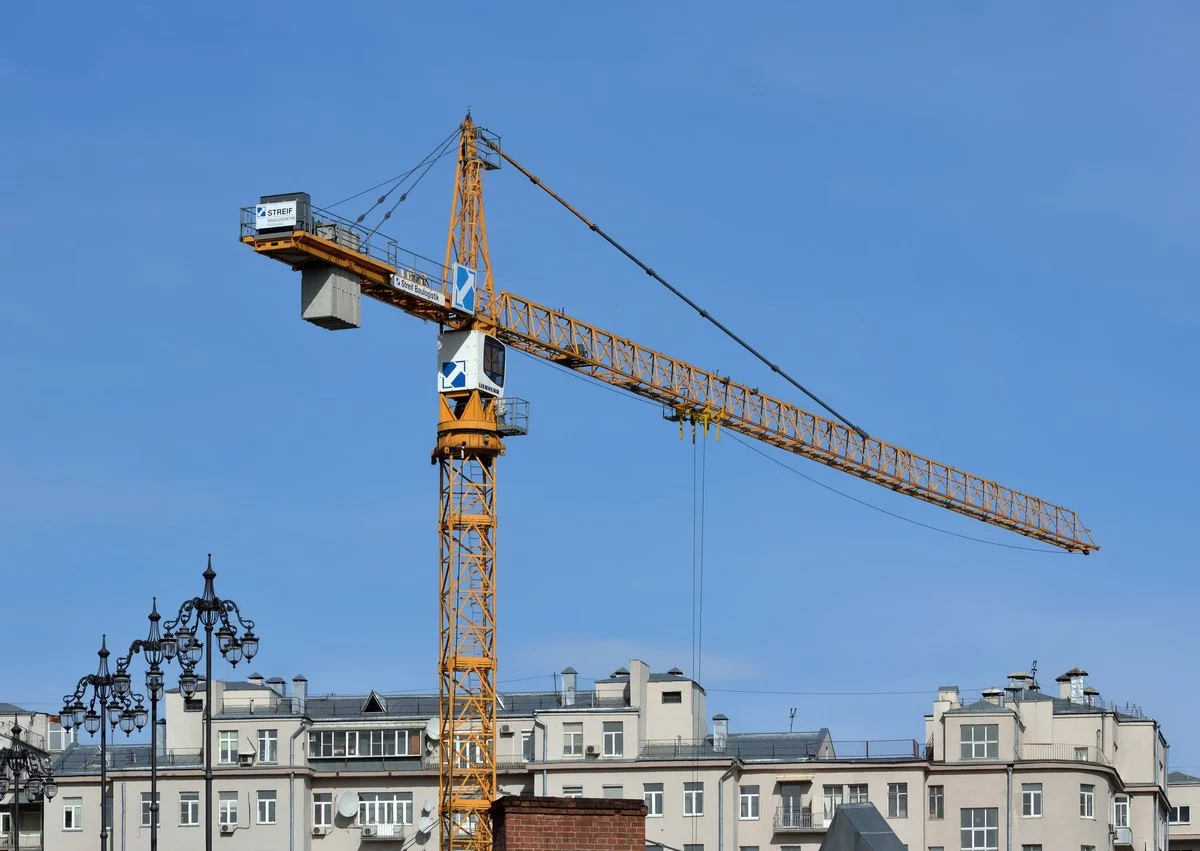 Tower crane counter-jib with counterweight blocks, configuration the load chart assumes